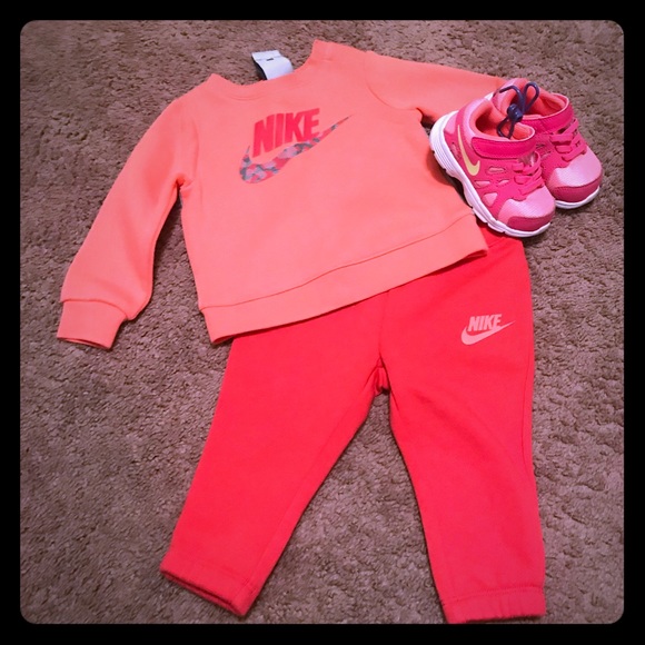 Girls Nike sweatsuit size 12 month, NWOT